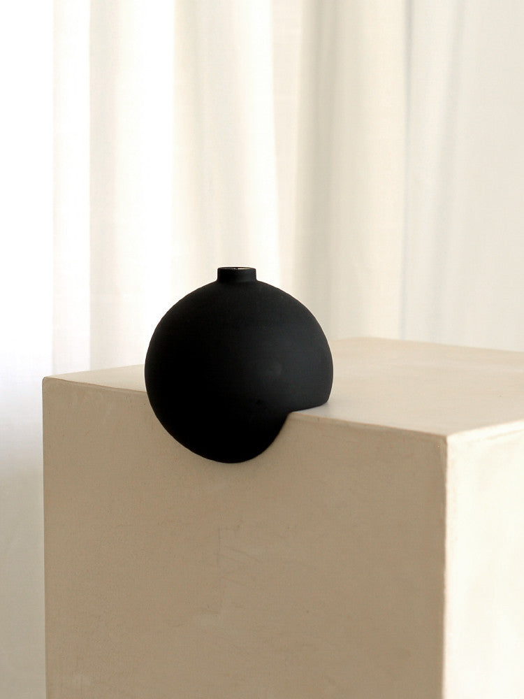 Elegant Ceramic Vase - Perfect for Modern Home Décor