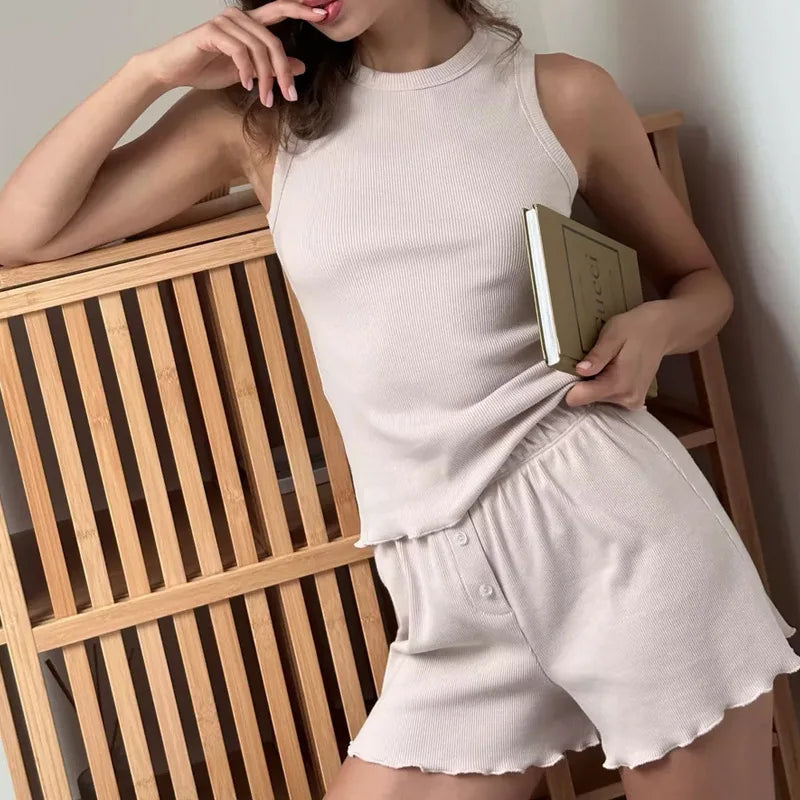 Comfortable Lounge Set - Perfect for Relaxing at Home