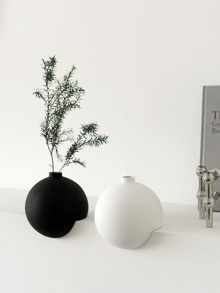 Elegant Ceramic Vase - Perfect for Modern Home Décor