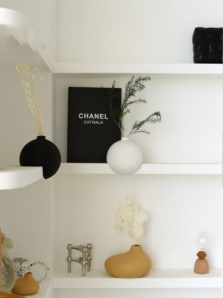 Elegant Ceramic Vase - Perfect for Modern Home Décor