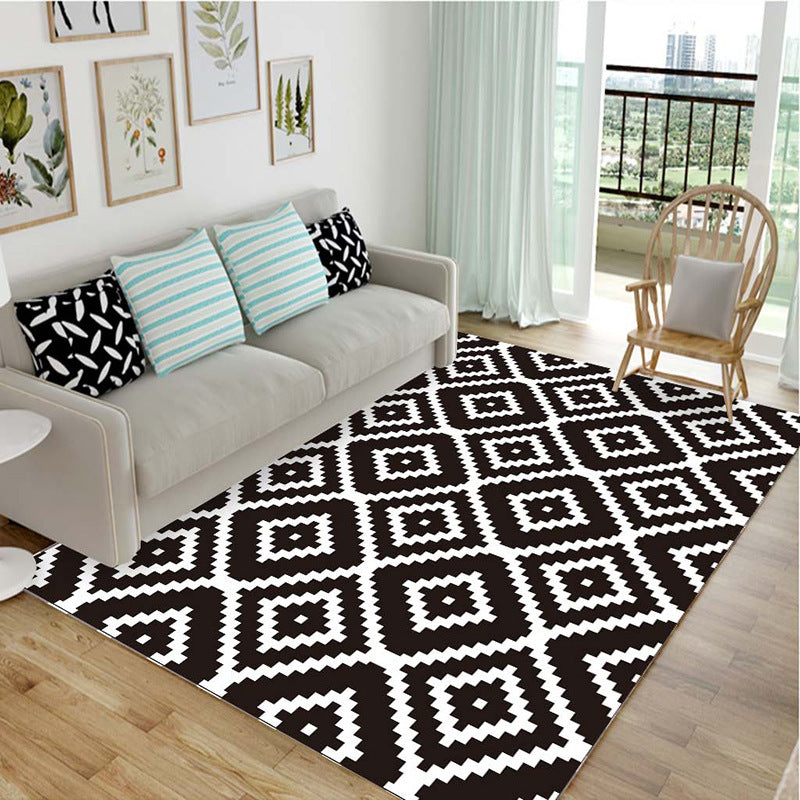 Stylish Black & White Area Rug - Versatile Home Decor