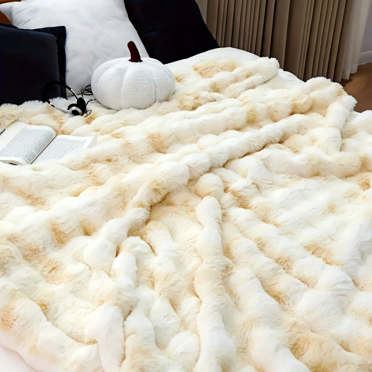 Cozy Faux Rabbit Fleece Blanket - Soft & Warm Comfort